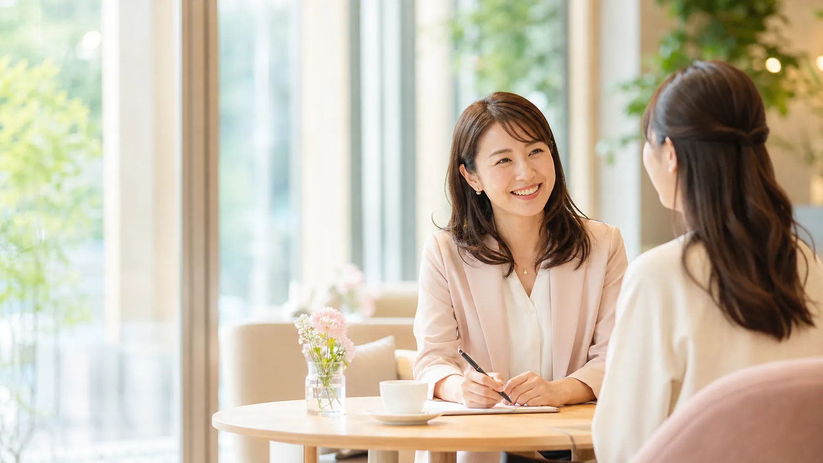 明るいカフェで婚活の無料相談をする女性