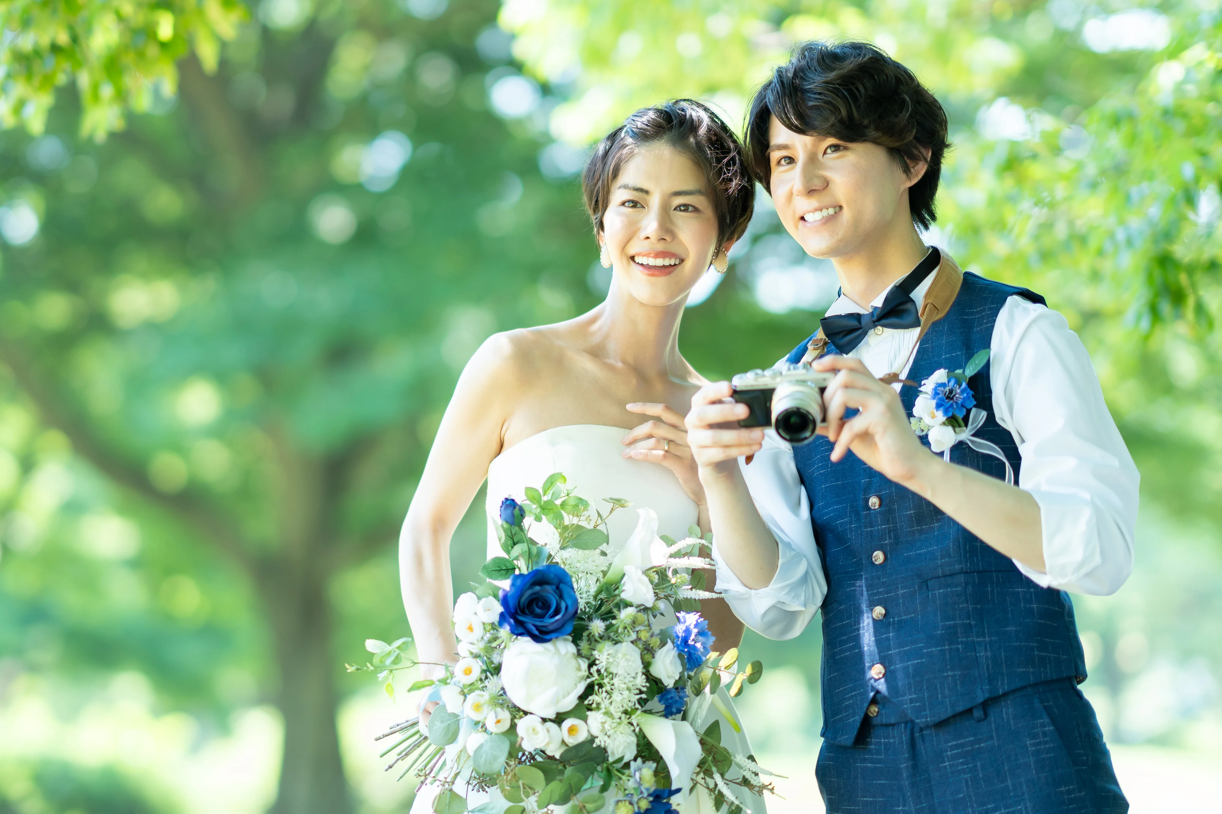 緑の自然の中で手を繋ぐ幸せなカップル